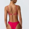 Top de bikini decupat Sanibel cu lanțuri decorative, în roz zmeură Top de bikini decupat Sanibel cu lanțuri decorative, în roz zmeură