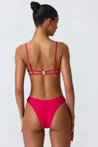 Top de bikini decupat Sanibel cu lanțuri decorative, în roz zmeură