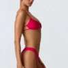 Top de bikini decupat Sanibel cu lanțuri decorative, în roz zmeură Top de bikini decupat Sanibel cu lanțuri decorative, în roz zmeură