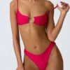 Top de bikini decupat Sanibel cu lanțuri decorative, în roz zmeură Top de bikini decupat Sanibel cu lanțuri decorative, în roz zmeură
