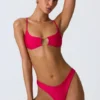 Top de bikini decupat Sanibel cu lanțuri decorative, în roz zmeură Top de bikini decupat Sanibel cu lanțuri decorative, în roz zmeură