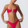 Top de bikini decupat Sanibel cu lanțuri decorative, în roz zmeură Top de bikini decupat Sanibel cu lanțuri decorative, în roz zmeură