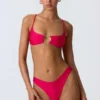 Top de bikini decupat Sanibel cu lanțuri decorative, în roz zmeură Top de bikini decupat Sanibel cu lanțuri decorative, în roz zmeură