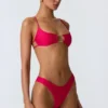 Top de bikini decupat Sanibel cu lanțuri decorative, în roz zmeură Top de bikini decupat Sanibel cu lanțuri decorative, în roz zmeură