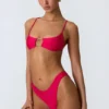 Top de bikini decupat Sanibel cu lanțuri decorative, în roz zmeură Top de bikini decupat Sanibel cu lanțuri decorative, în roz zmeură