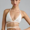 Top de bikini Liberty cu bretele încrucișate și ornamente, în culoarea Ivory Top de bikini Liberty cu bretele încrucișate și ornamente, în culoarea Ivory
