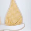Top de bikini Morella cu gât halter în carouri galbene Top de bikini Morella cu gât halter în carouri galbene