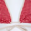 Top de bikini Morella cu gât în V, în carouri roșii Top de bikini Morella cu gât în V, în carouri roșii