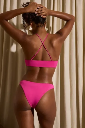 Icaria Hardware – Detaliu: slipuri de bikini integral în culoarea fucsia Icaria Hardware – Detaliu: slipuri de bikini integral în culoarea fucsia