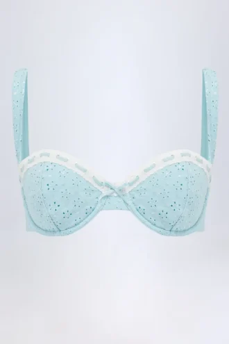 Top de bikini Ravello cu sârmă și balconetă, cu broderie englezească, în albastru pudră Top de bikini Ravello cu sârmă și balconetă, cu broderie englezească, în albastru pudră