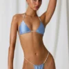 Top de bikini triunghiular Keshi cu detalii din perle, în culoarea albastru cer Top de bikini triunghiular Keshi cu detalii din perle, în culoarea albastru cer