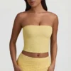 Top din dantelă fără bretele cu volane Tamia, în galben pastel Top din dantelă fără bretele cu volane Tamia, în galben pastel