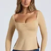 Top Fiora din modal cu decolteu în formă de inimă și spate decupat, în culoarea nisip Top Fiora din modal cu decolteu în formă de inimă și spate decupat, în culoarea nisip
