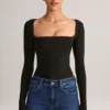 Top Kaia din modal, cu guler pătrat și mâneci lungi, în culoarea neagră Top Kaia din modal, cu guler pătrat și mâneci lungi, în culoarea neagră