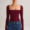 Top Kaia din modal, cu guler pătrat și mâneci lungi, în culoarea vin Top Kaia din modal, cu guler pătrat și mâneci lungi, în culoarea vin