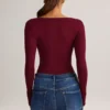 Top Kaia din modal, cu guler pătrat și mâneci lungi, în culoarea vin Top Kaia din modal, cu guler pătrat și mâneci lungi, în culoarea vin