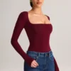 Top Kaia din modal, cu guler pătrat și mâneci lungi, în culoarea vin Top Kaia din modal, cu guler pătrat și mâneci lungi, în culoarea vin