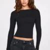 Top Luisa cu mâneci lungi, cu volane și țesătură din modal cu nervuri, în culoarea neagră Top Luisa cu mâneci lungi, cu volane și țesătură din modal cu nervuri, în culoarea neagră