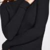 Top Luisa cu mâneci lungi, cu volane și țesătură din modal cu nervuri, în culoarea neagră Top Luisa cu mâneci lungi, cu volane și țesătură din modal cu nervuri, în culoarea neagră