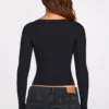Top Luisa cu mâneci lungi, cu volane și țesătură din modal cu nervuri, în culoarea neagră Top Luisa cu mâneci lungi, cu volane și țesătură din modal cu nervuri, în culoarea neagră