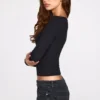 Top Luisa cu mâneci lungi, cu volane și țesătură din modal cu nervuri, în culoarea neagră Top Luisa cu mâneci lungi, cu volane și țesătură din modal cu nervuri, în culoarea neagră