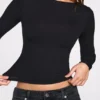 Top Luisa cu mâneci lungi, cu volane și țesătură din modal cu nervuri, în culoarea neagră Top Luisa cu mâneci lungi, cu volane și țesătură din modal cu nervuri, în culoarea neagră
