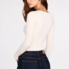 Top Luisa cu mâneci lungi, din modal cu nervuri și drapaj, în culoarea ivoriu Top Luisa cu mâneci lungi, din modal cu nervuri și drapaj, în culoarea ivoriu