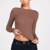 Top Luisa cu mâneci lungi, din modal cu nervuri și volane, în culoarea mocha Top Luisa cu mâneci lungi, din modal cu nervuri și volane, în culoarea mocha