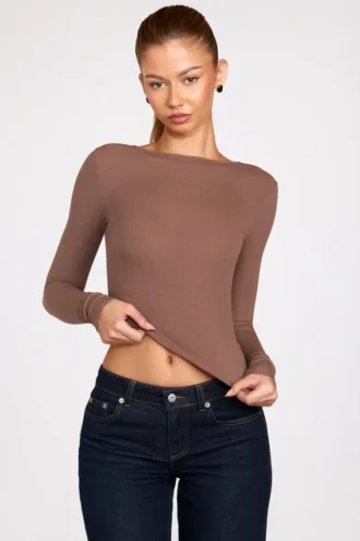 Top Luisa cu mâneci lungi, din modal cu nervuri și volane, în culoarea mocha