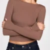 Top Luisa cu mâneci lungi, din modal cu nervuri și volane, în culoarea mocha Top Luisa cu mâneci lungi, din modal cu nervuri și volane, în culoarea mocha