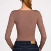 Top Luisa cu mâneci lungi, din modal cu nervuri și volane, în culoarea mocha Top Luisa cu mâneci lungi, din modal cu nervuri și volane, în culoarea mocha