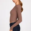 Top Luisa cu mâneci lungi, din modal cu nervuri și volane, în culoarea mocha Top Luisa cu mâneci lungi, din modal cu nervuri și volane, în culoarea mocha
