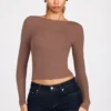 Top Luisa cu mâneci lungi, din modal cu nervuri și volane, în culoarea mocha Top Luisa cu mâneci lungi, din modal cu nervuri și volane, în culoarea mocha