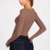 Top Luisa cu mâneci lungi, din modal cu nervuri și volane, în culoarea mocha Top Luisa cu mâneci lungi, din modal cu nervuri și volane, în culoarea mocha