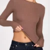 Top Luisa cu mâneci lungi, din modal cu nervuri și volane, în culoarea mocha Top Luisa cu mâneci lungi, din modal cu nervuri și volane, în culoarea mocha