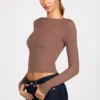 Top Luisa cu mâneci lungi, din modal cu nervuri și volane, în culoarea mocha Top Luisa cu mâneci lungi, din modal cu nervuri și volane, în culoarea mocha