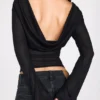 Top negru cu mâneci lungi și spate decupat din tricot transparent Nari Top negru cu mâneci lungi și spate decupat din tricot transparent Nari