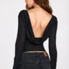 Top negru cu mâneci lungi și spate decupat din tricot transparent Nari Top negru cu mâneci lungi și spate decupat din tricot transparent Nari