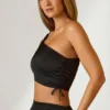 Top scurt asimetric cu volane Brisa, negru Top scurt asimetric cu volane Brisa, negru