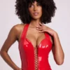 Top scurt corset din vinil Ophelia cu gât halter și șireturi, în roșu aprins Top scurt corset din vinil Ophelia cu gât halter și șireturi, în roșu aprins