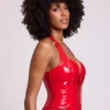 Top scurt corset din vinil Ophelia cu gât halter și șireturi, în roșu aprins Top scurt corset din vinil Ophelia cu gât halter și șireturi, în roșu aprins