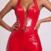 Top scurt corset din vinil Ophelia cu gât halter și șireturi, în roșu aprins Top scurt corset din vinil Ophelia cu gât halter și șireturi, în roșu aprins