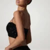 Top scurt cu decupaje și ornamente Ariana, negru Top scurt cu decupaje și ornamente Ariana, negru