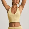 Top scurt cu gât halter Gianna din țesătură bouclé, în culoarea galben Top scurt cu gât halter Gianna din țesătură bouclé, în culoarea galben