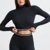 Top scurt cu guler înalt și mâneci lungi, fără spate, negru