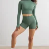 Top scurt cu guler înalt Soft Active, culoare kaki Top scurt cu guler înalt Soft Active, culoare kaki
