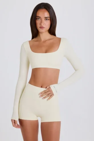 Top scurt cu mâneci lungi, de culoare crem