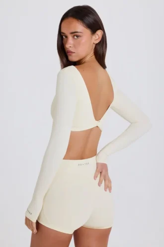 Top scurt cu mâneci lungi, de culoare crem