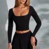 Top scurt cu mâneci lungi și decolteu pătrat Nadiya, negru Top scurt cu mâneci lungi și decolteu pătrat Nadiya, negru