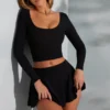 Top scurt cu mâneci lungi și decolteu pătrat Nadiya, negru Top scurt cu mâneci lungi și decolteu pătrat Nadiya, negru